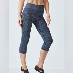 Floral Patterned Gray Cropped Leggings